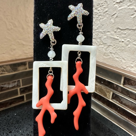 Crystal and mother of Pearl stud earrings - Picture 1 of 4